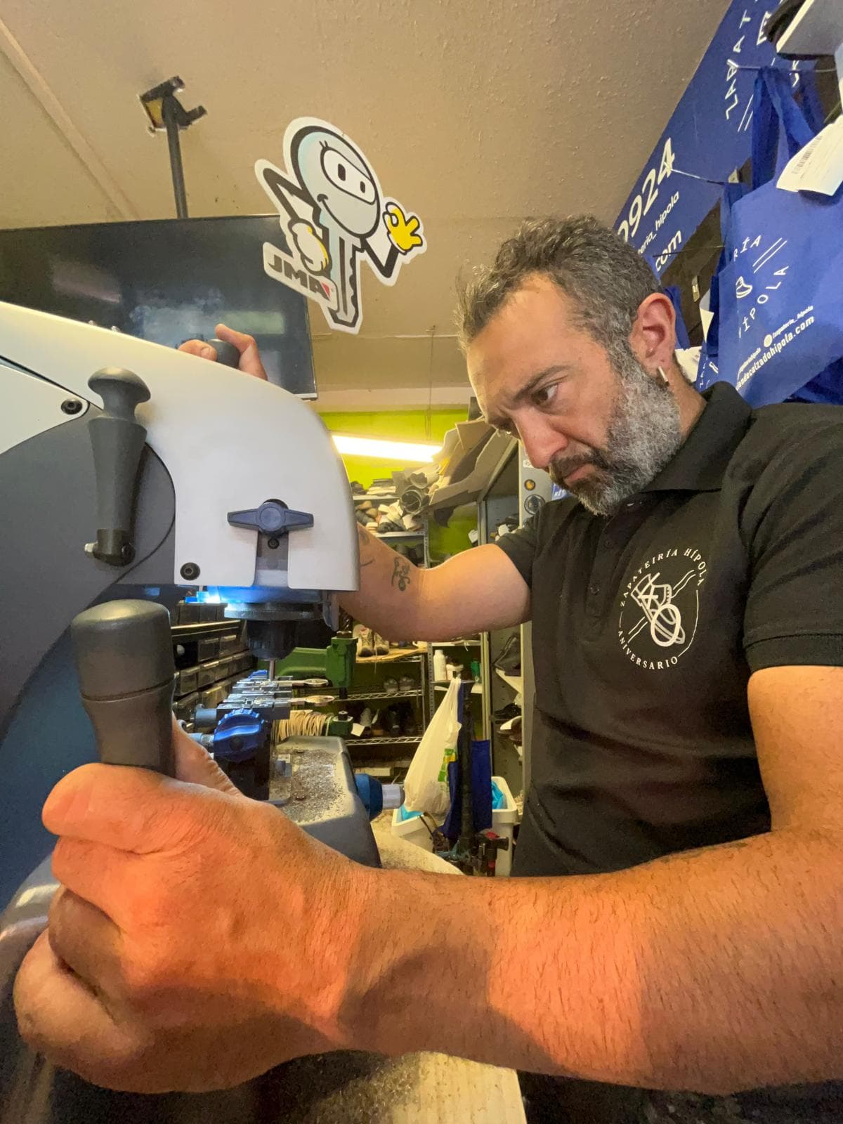 Kike Hípola resolando una bota de montaña en el taller de Madrid