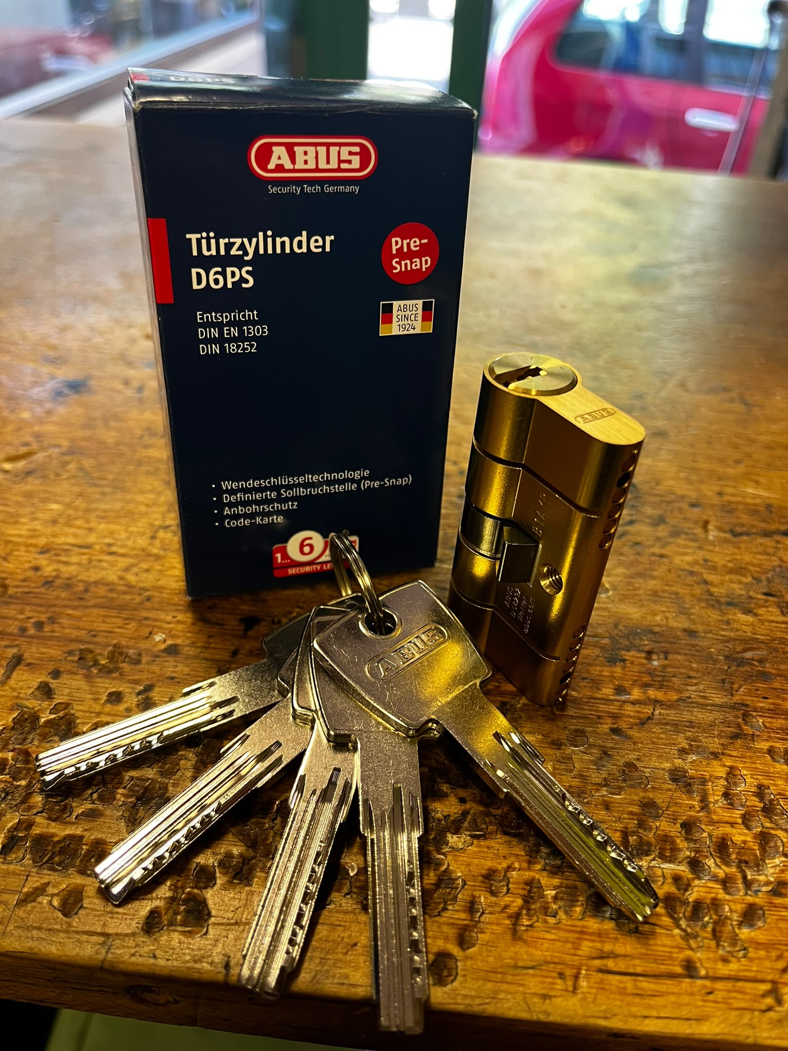 Bombillo de seguridad ABUS D6 con su caja y 5 llaves en el taller de Zapatería Hípola