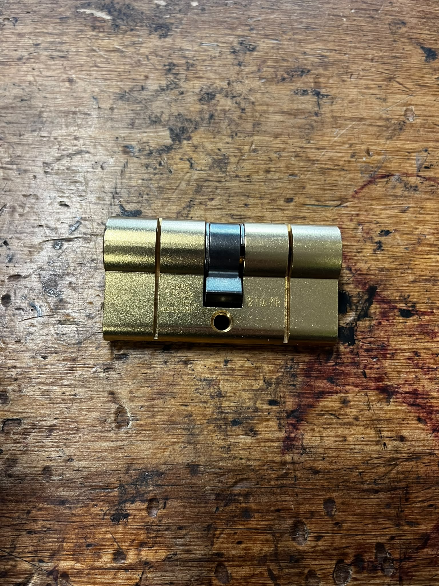 Cilindro ABUS D6 en acabado dorado, vista de perfil