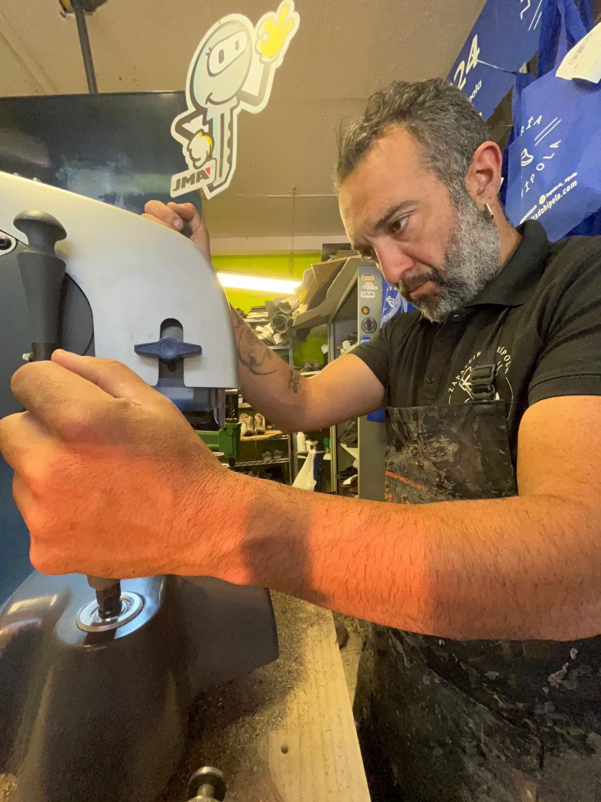 Reparación de zapatillas de running asfalto en el taller Hípola de Madrid